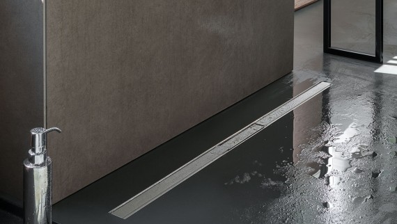 En walk-in dusj på et lite bad En walk-in dusj på et lite bad