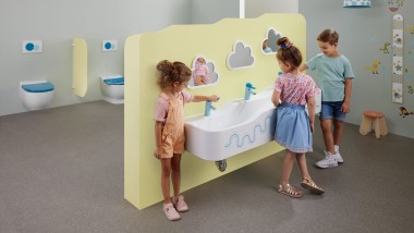 Barn leker i et sanitærrom med Geberit Bambini