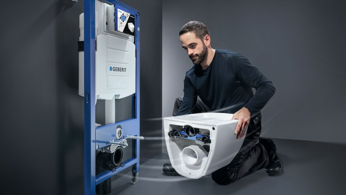 Rørlegger monterer WC-systemet med Geberit Sigma innbyggingssisterne og Geberit Acanto toalett
