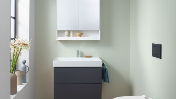 Gjestetoalett med vegghengt toalett, speilskap og servantskap fra Geberit ONE baderomsserien Gjestetoalett med vegghengt toalett, speilskap og servantskap fra Geberit ONE baderomsserien