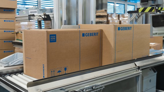 Ny, mindre emballasje (til venstre) for dusjtoaletter i motsetning til den gamle pappesken (til høyre) (© Julia Dunlop) Ny, mindre emballasje (til venstre) for dusjtoaletter i motsetning til den gamle pappesken (til høyre) (© Julia Dunlop)