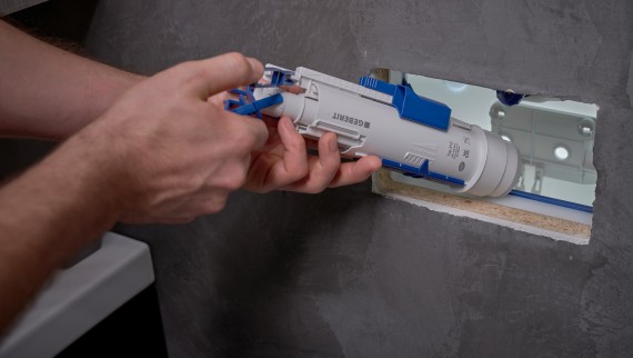 Montering av skyllearmatur i Geberit sisterne (© Ben Huggler) Montering av skyllearmatur i Geberit sisterne (© Ben Huggler)