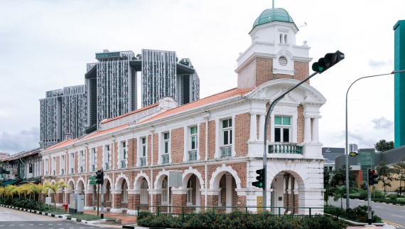 Restaurant Born ligger i Jinrikisha Station, en av de få historiske bygningene i Singapore. Den eies av skuespilleren Jackie Chan (© Owen Raggett).