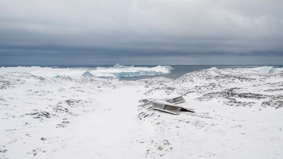 Isfjordsenteret er det eneste bygget midt i det iskalde landskapet (© Adam Mørk)