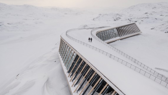 Taket på Isfjordsenteret er også en terrasse (© Adam Mørk)