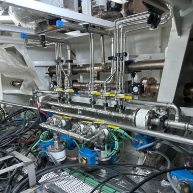 Slik ser maskinrommet på en yacht fra Su Marine-verftet ut. Mapress-rørledninger i rustfritt stål og CuNiFe er installert på et svært trangt sted.