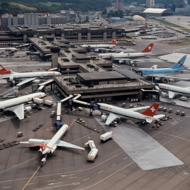 Luftfoto av terminal B i Zürich fra 1980-tallet (© Swissair)