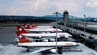 Fly fra det tidligere Swissair er parkert ved kaien til Terminal A i Zürich på 1980-tallet (© ETH-Bibliothek Zürich)