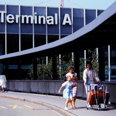 Fotgjengere foran terminal A i 1985 (© Swissair)