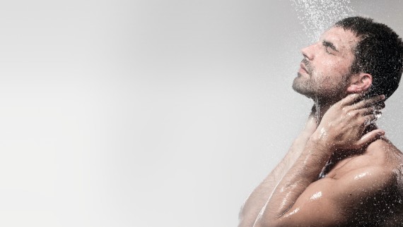 Showering in clean drinking water (© Geberit)