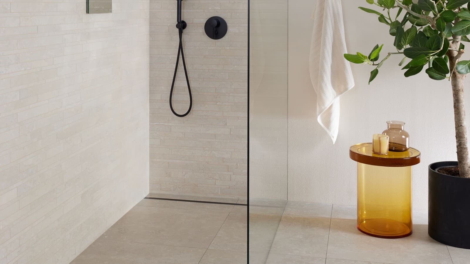 Dusj med CleanLine slukrenne Dusj med CleanLine slukrenne