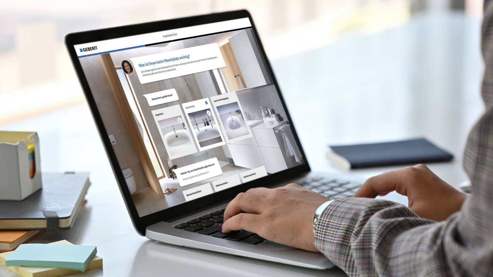 Laptop med skjermbilde fra Geberit inspirasjonsverktøy Laptop med skjermbilde fra Geberit inspirasjonsverktøy